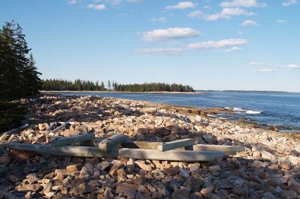 View of rocky beach with the Wonderland peninsula in the background (photo by Webmaster)