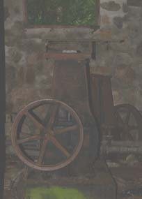 Machinery inside stone hut (photo by Webmaster)