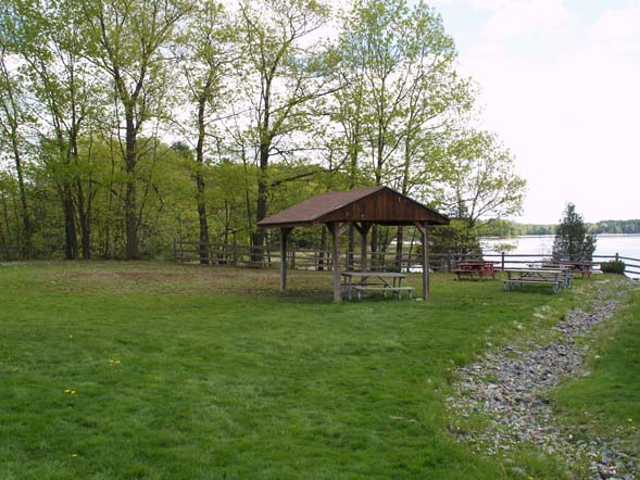 Picnic pavilion at the waterfront area (photo by Webmaster)