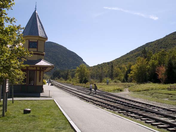 Trailhead (on the right) across the railroad tracks from the Crawford Notch Depot / Macomber Family Information Center (on the left) (photo by Webmaster)
